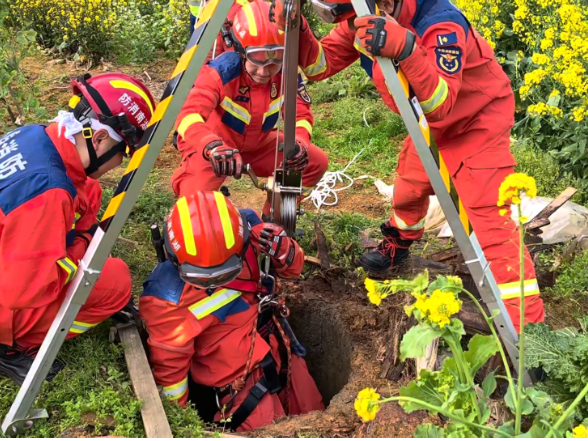 女子不慎坠入深井 湘西消防紧急救援