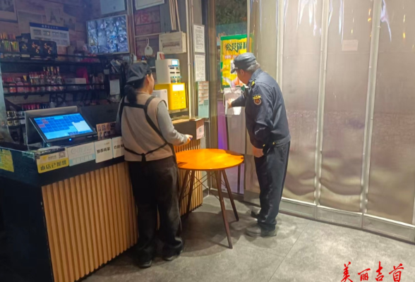 吉首城管整治夜市油烟 守护“烟火气”与“好空气”