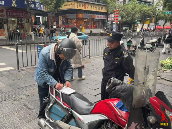 打非治违不松懈 吉首交通执法守护市民出行“安全路”