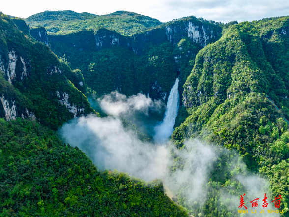 大龙洞瀑布：一挂白练 满谷烟云