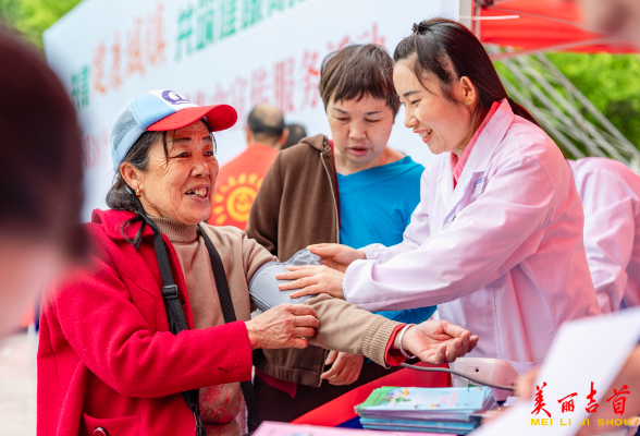 吉首市开展爱卫月宣传活动