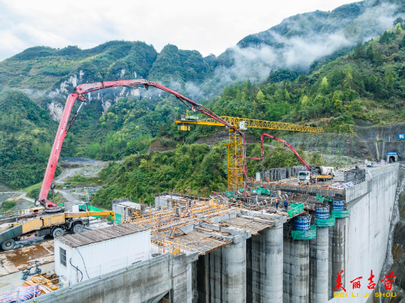 大兴寨水库： 溢流坝段加紧浇筑