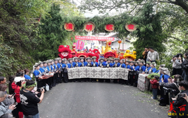 我们的节日·清明 吉首：清明河畔歌飞扬 插柳追思忆绵长