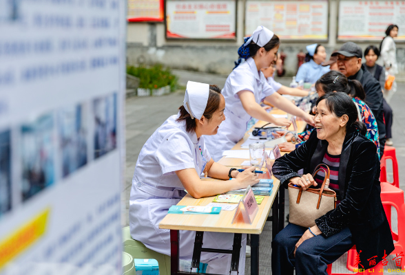 国际护士节：护士义诊送健康