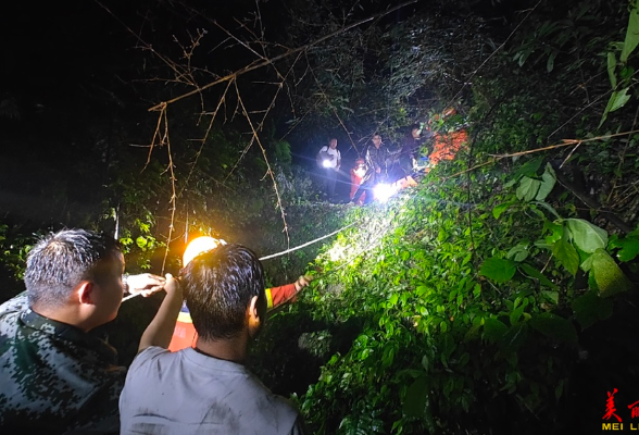 生死时速8小时丨湘西吉首：坠崖村民被竹子贯穿 多部门联合雨中救人