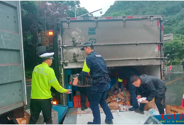 货车雨夜侧翻堵路 吉首公安紧急施救挽损60万元