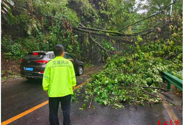 吉首：雨中清障除隐患 全力护航保畅通