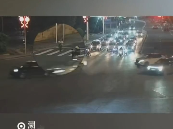 儿童骑车误入车流 吉首交警暖心守护助其回家