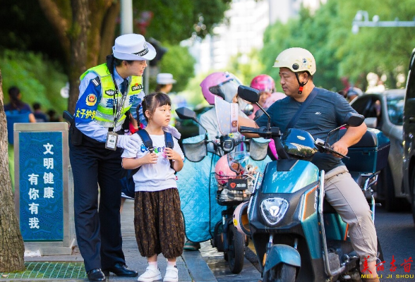 吉首交警吴丹：风雨雪暑守学路 “丹”心不渝护童真