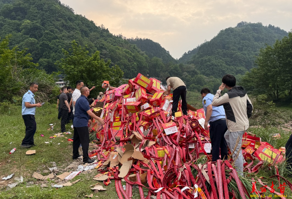 吉首：800余箱非法烟花爆竹集中销毁
