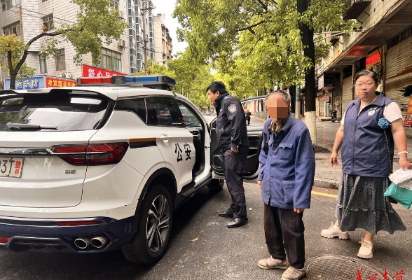 吉首：网格员暖心助力走失老人平安归家