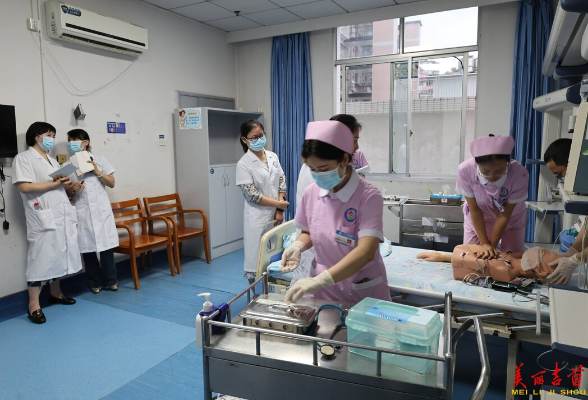 省级儿科专家下沉吉首 为基层急救“强筋健骨”
