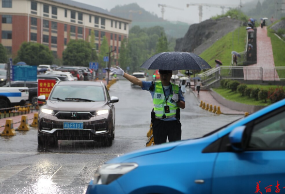 暴雨赴考路 交警护前行——2026年吉首交警全力护航高考