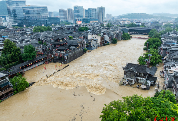 强降雨来袭 吉首急抢险