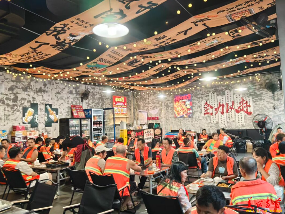 暖胃更暖心！吉首爱心餐厅设宴 请50余名环卫工吃大餐