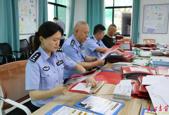 新生请注意！录取通知书附赠专属反诈“秘籍”