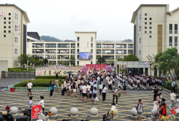 芙蓉学校开学日：红色铸魂启新程 多元育人助出彩