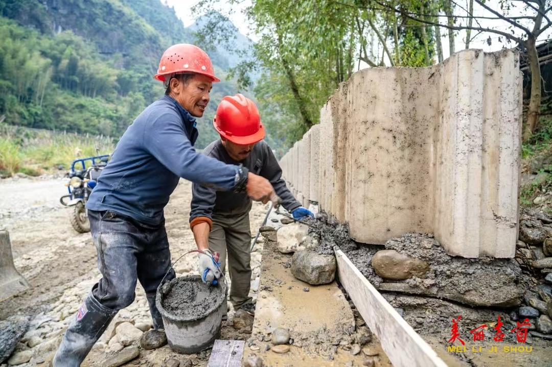 11月9日，吉首市矮寨镇坪朗村峒河治理工程建设现场，施工人员在修建河堤。