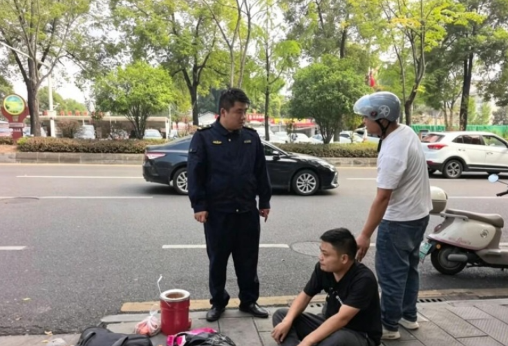 吉首乾州城管巡查时救助摔倒男子