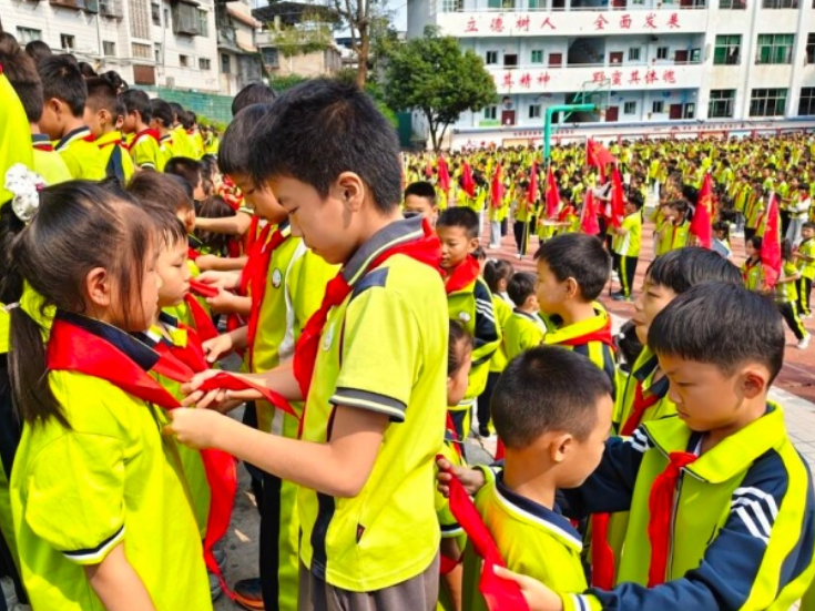 吉首：高举队旗跟党走 少年接力新长征