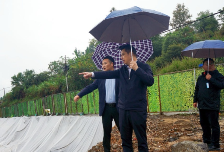 滕朝辉调研天坑溶洞治理及安全生产工作