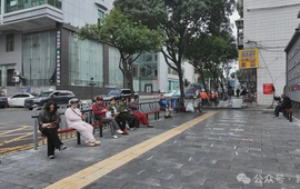吉首暖心上新！校门口增添“一根杆”长椅，接娃等候有处歇