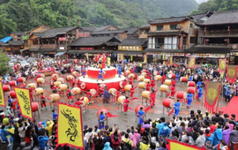 吉首：以鼓祈福礼赞华诞 德夯苗寨宾客纷至