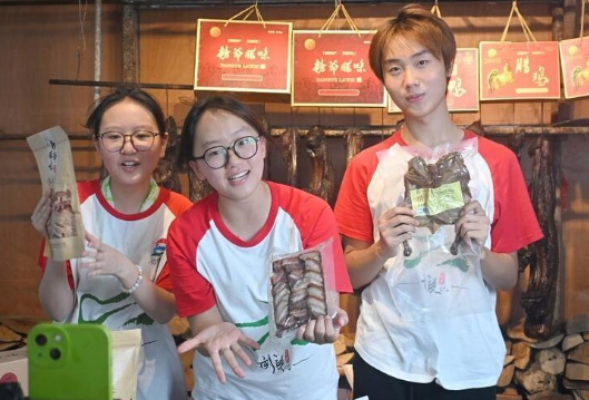 吉首大学: “文新青年” 直播带货助振兴