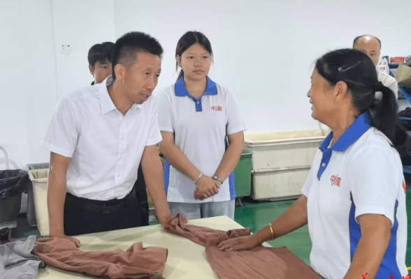 周立志走访调研部分箱包服饰轻工企业