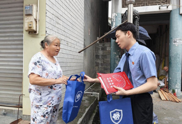 市检察院深入马颈坳镇集市开展交通安全普法宣传