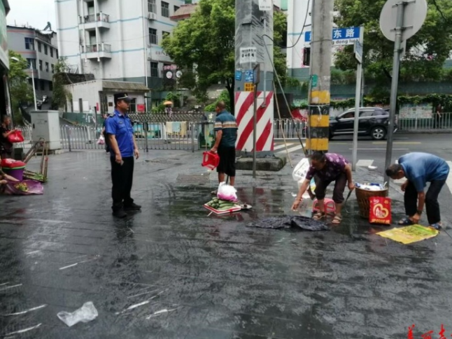 开学季吉首城管站好“护学岗” 筑牢校园“安全网”