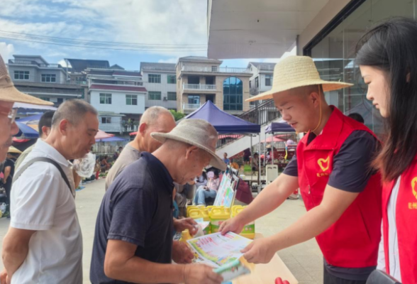 乾州街道：多岗联动“摆摊”送服务 便民宣传暖人心