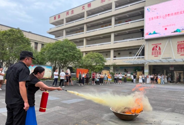 乾元小学开展教师消防实操演练 筑牢校园安全防线