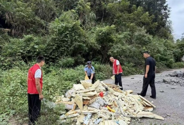 双塘街道：严打乱倒固态垃圾 守护乡村生态环境