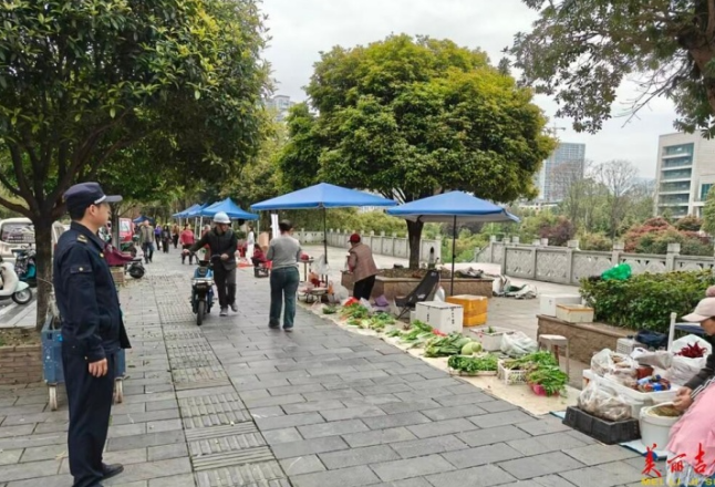 吉首城管：规范潮汐摊位 守护夜市烟火