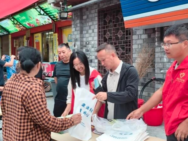河溪镇多部门联合开展集中宣传活动 筑牢安全环保法治防线
