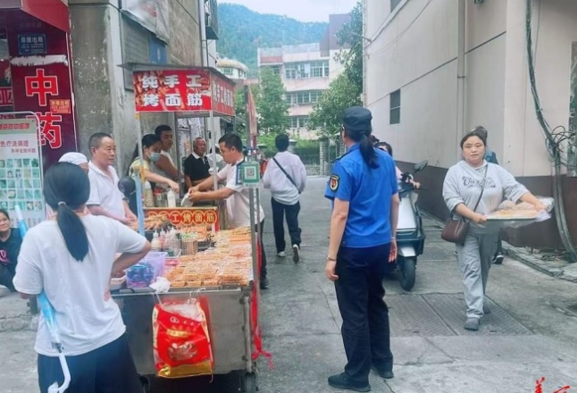 多措并举护航“双节” 城管全力营造整洁城市环境