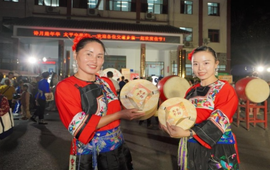 一张全家福 一盏花灯 一担山货 写出一镇人的团圆