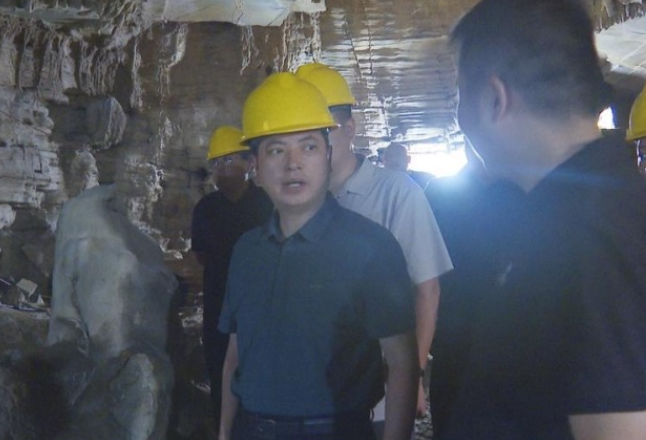 滕朝辉调研吉首溶洞垃圾污染问题整改工作
