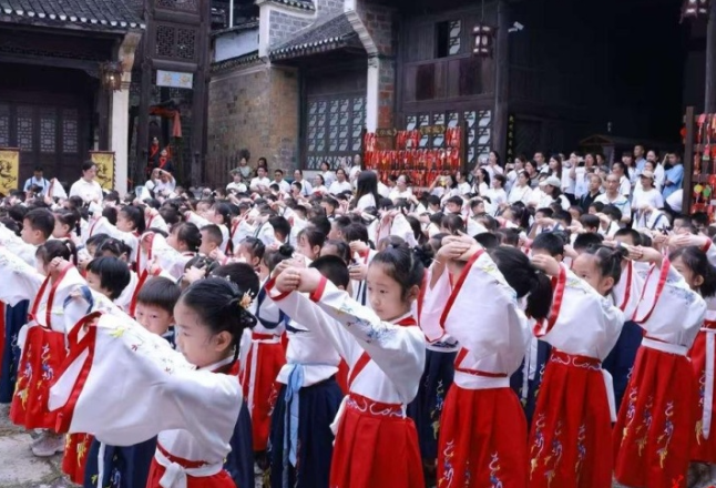 古韵启智 礼润童心——吉首市乾城小学举行2026级新生开笔礼活动