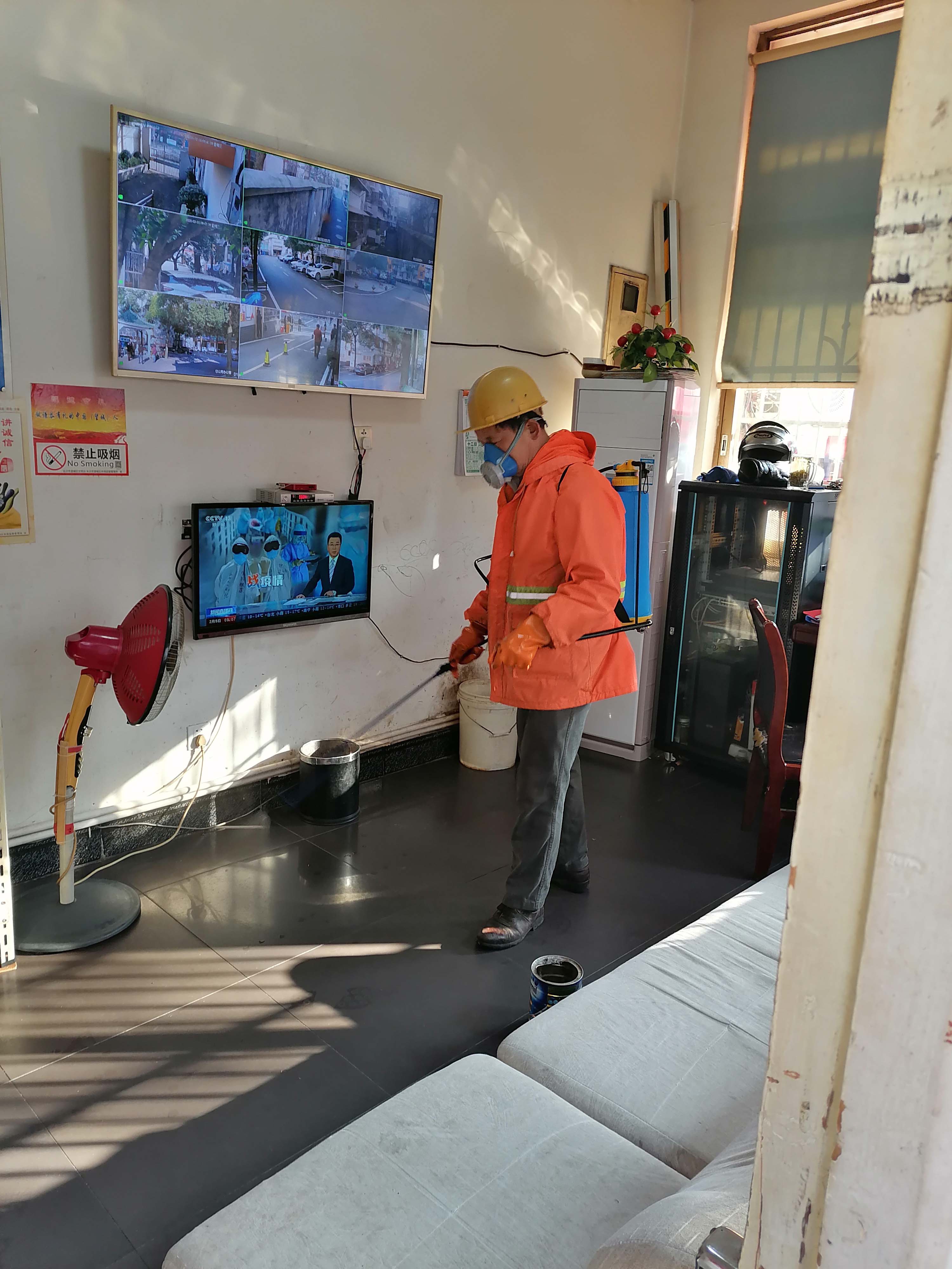 1月27日疫情防控期间，吴跃辉在航运公司公共区（门卫室）域喷洒消毒液处理。.jpg
