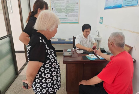 党建领航送健康 义诊便民暖桑榆