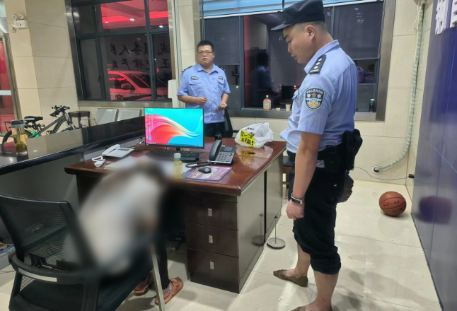 凌晨，他出警归来满脚泥巴……