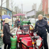 乌山街道：临时疏导点为流动摊贩安“家”