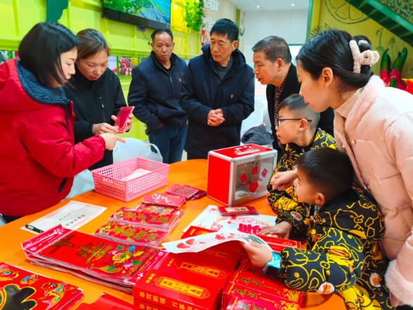 铜官街道中山村：益起同行献爱心·书法义卖暖中山