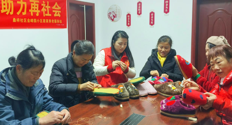 银龄就业织就“指尖经济”——望城区桑梓社区探索养老站公益造血新模式