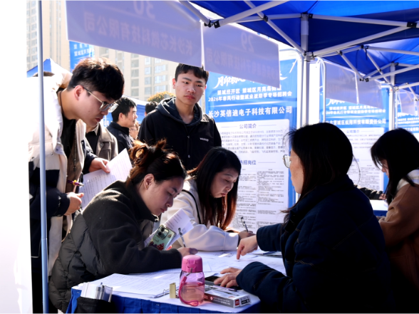“职”达家门！望城区“春风行动”月亮岛街道专场招聘会火热开启