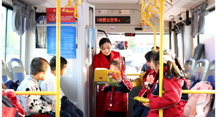 把课堂“搬”上车！望城“雷锋公交”开讲啦