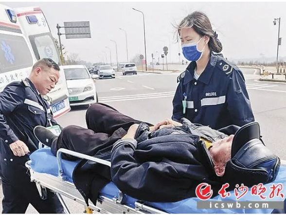 车流中，他飞奔救人……望城街头这一幕，真暖！