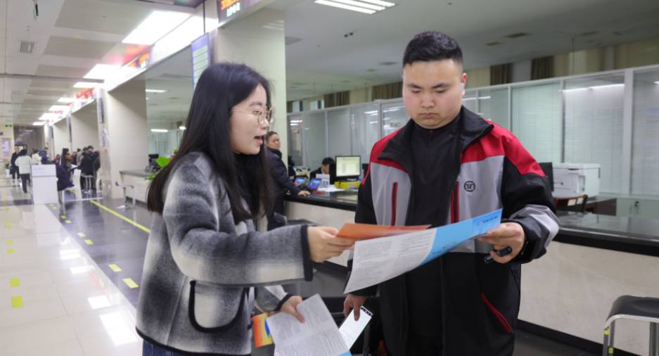 面对面传政策，心贴心解民忧！望城区人社局开展“12333全国统一咨询日”活动